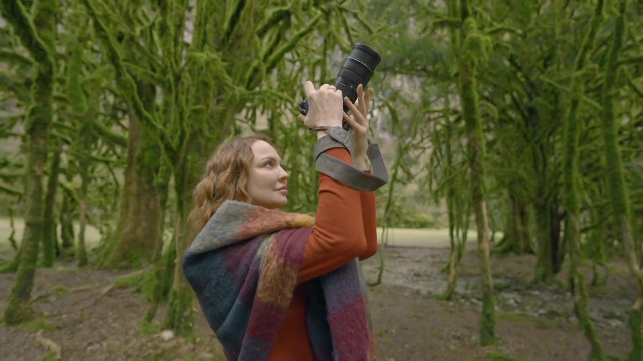 在国家公园拍摄风景如画的自然景观的女摄影师视频下载