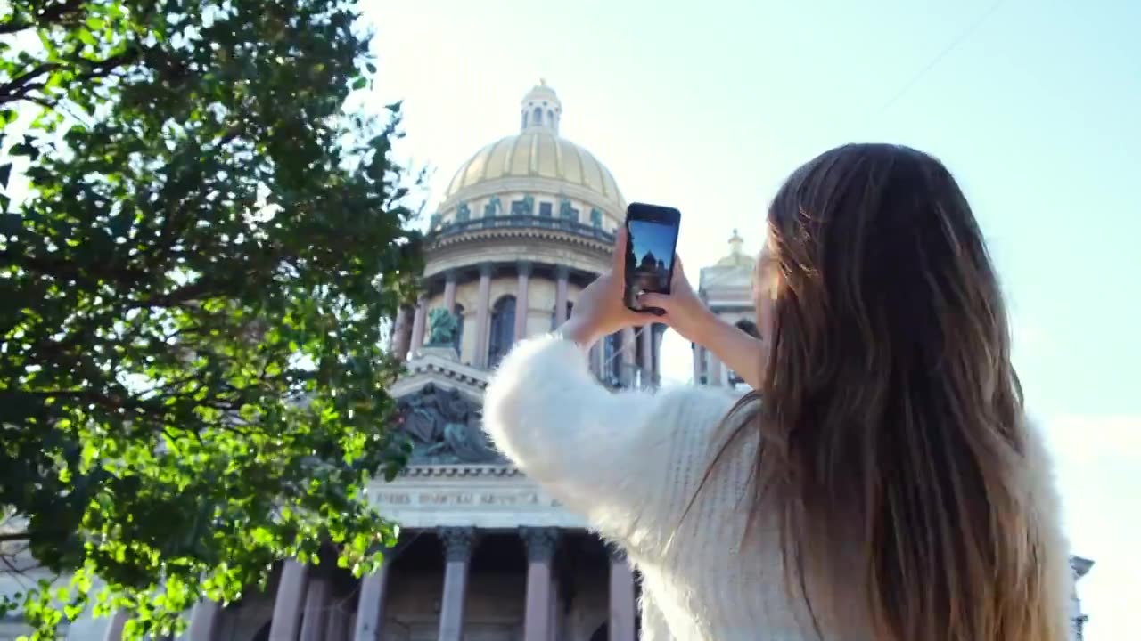 度假的年轻女子用她的智能手机拍摄美丽的历史视频下载