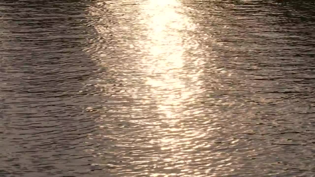 4K慢镜头视频-夕阳的光线落在水面上视频素材