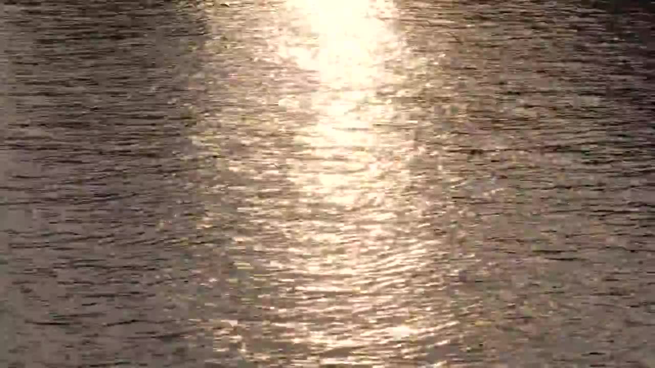 4K慢镜头视频-夕阳的光线落在水面上视频素材