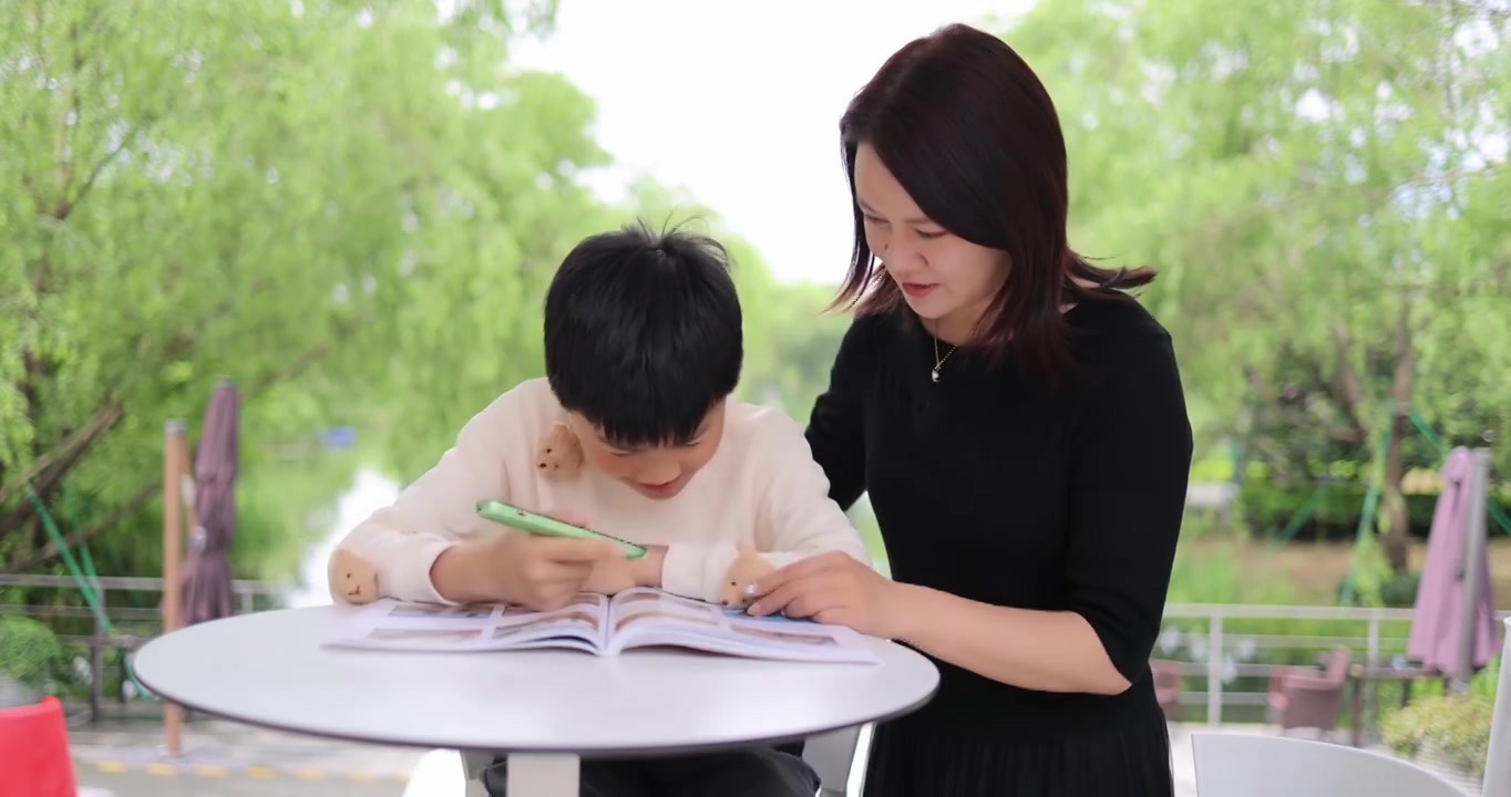 妈妈陪着小孩使用翻译笔学习阅读8K实拍视频下载