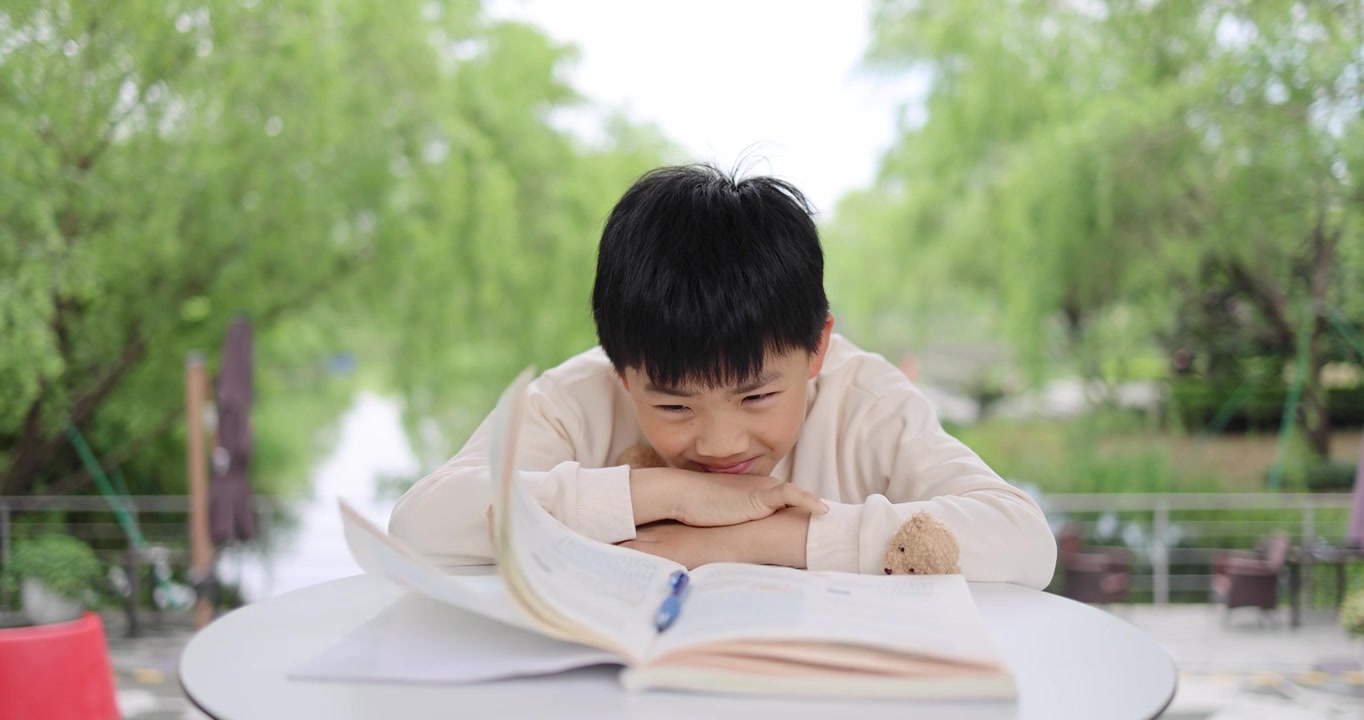 小孩在户外快乐学习写作业慢镜头视频素材