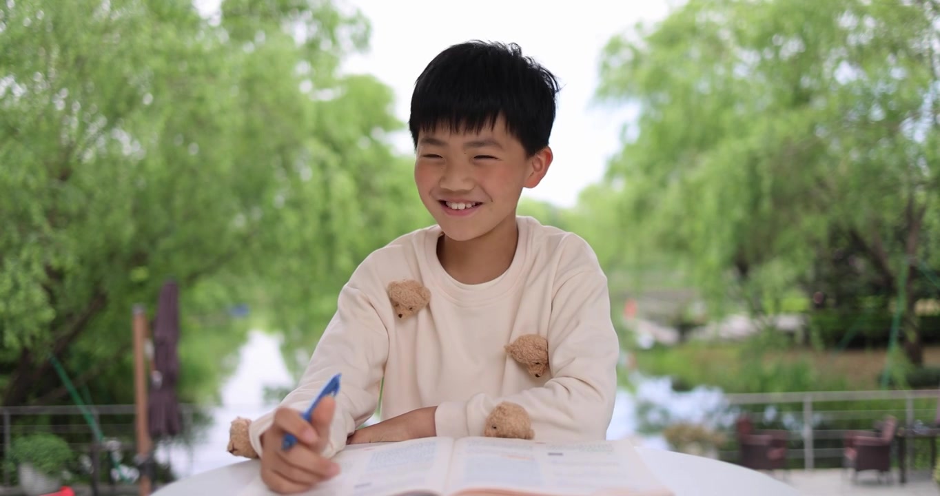 小孩在户外快乐学习写作业慢镜头视频素材
