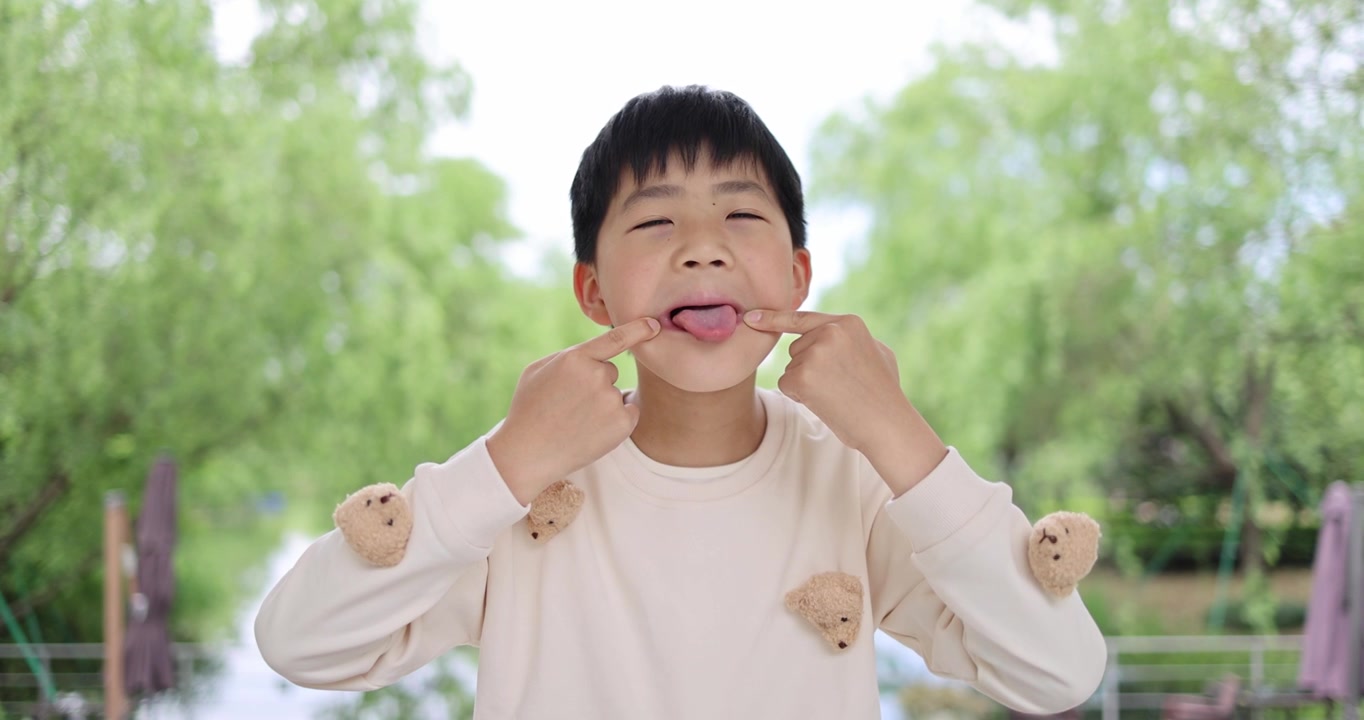 中国小男孩做鬼脸幽默搞笑快乐氛围唯美慢镜头视频下载