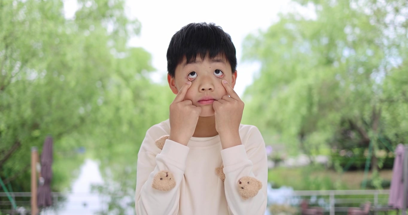 中国小男孩做鬼脸幽默搞笑快乐氛围唯美慢镜头视频下载