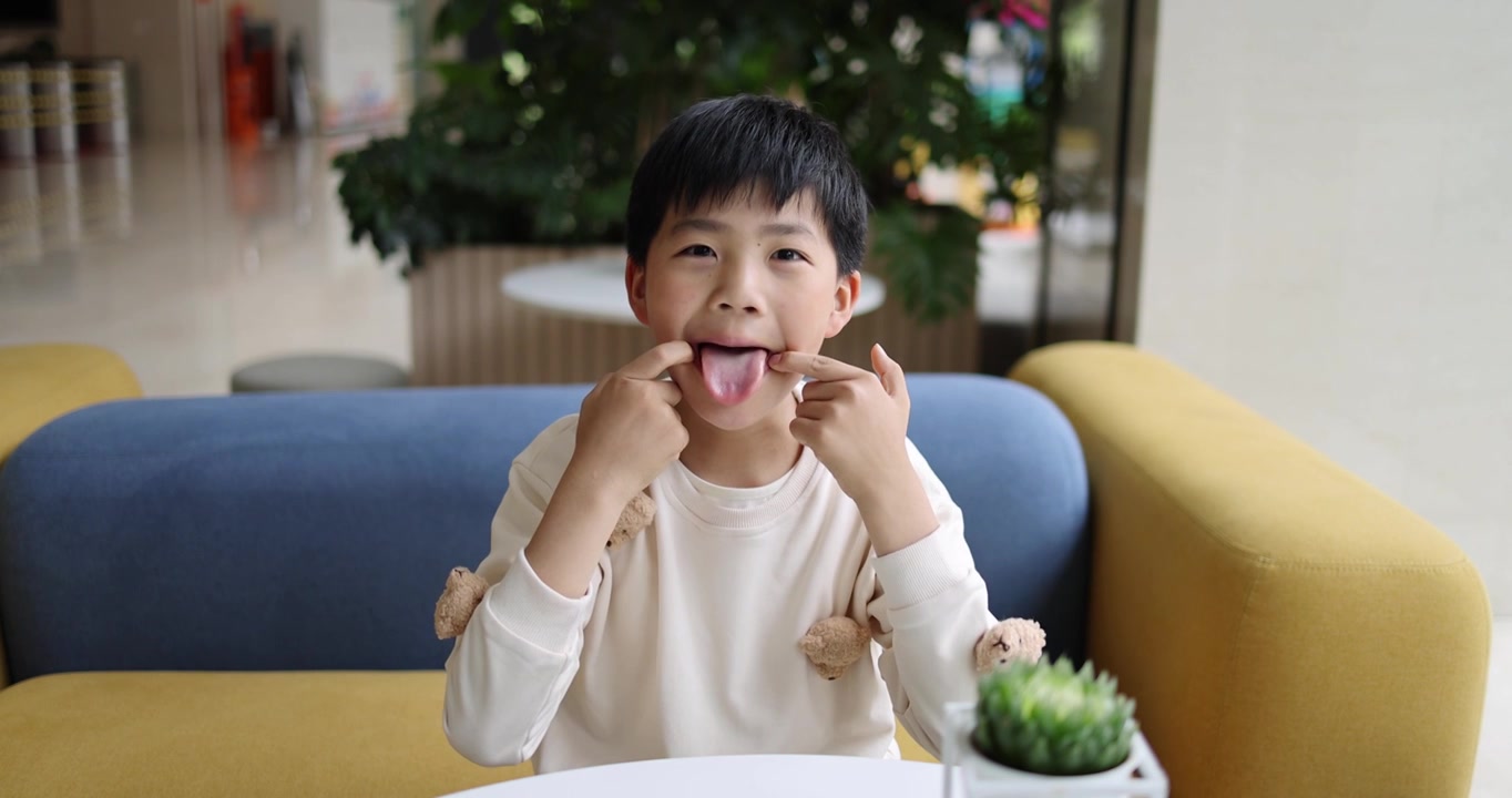 中国小男孩做鬼脸幽默搞笑快乐氛围唯美慢镜头视频素材