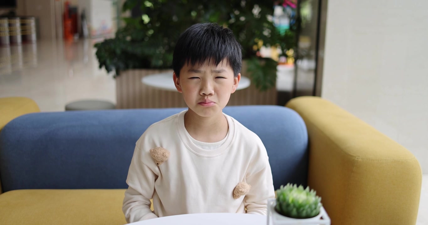 中国小男孩做鬼脸幽默搞笑快乐氛围唯美慢镜头视频素材