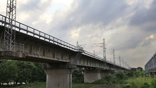 广深铁路东莞石龙铁路南桥列车缓慢行驶实时拍摄视频素材