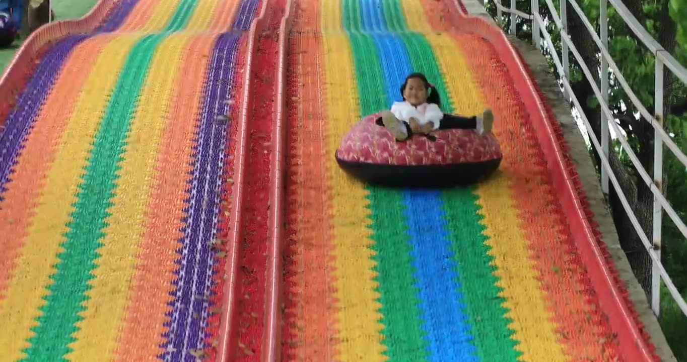 彩虹滑道开心滑下来的可爱小女孩视频下载