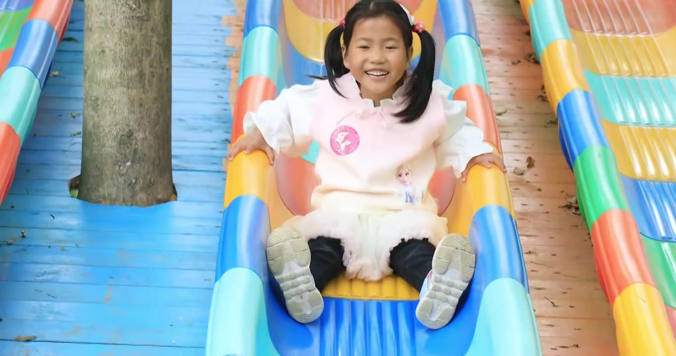 游乐场滑滑梯的可爱儿童视频下载