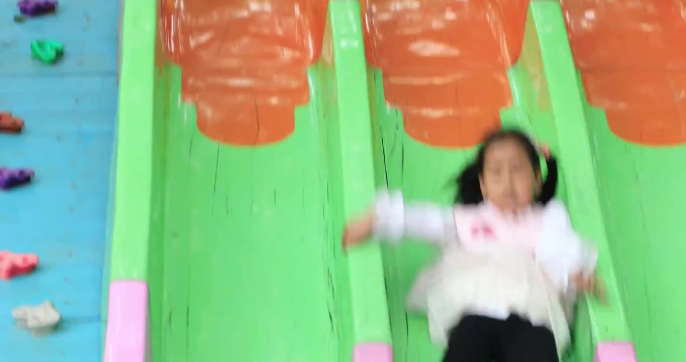游乐场滑滑梯的可爱儿童视频下载
