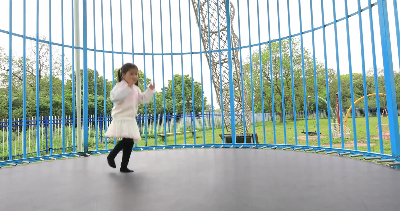 可爱小女孩在快乐的蹦蹦床视频下载