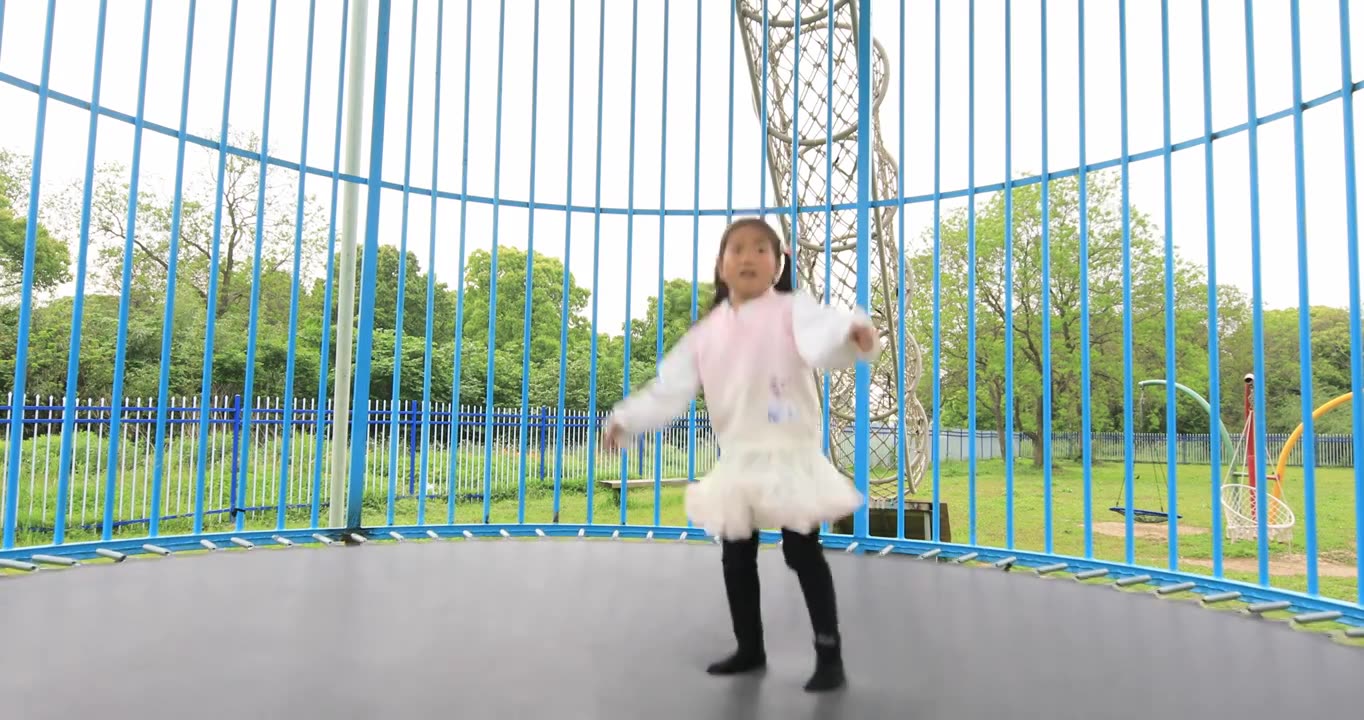 可爱小女孩在快乐的蹦蹦床视频下载