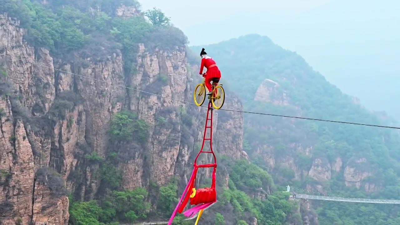 北京平谷区天云山风景区空中走钢丝杂技表演视频素材