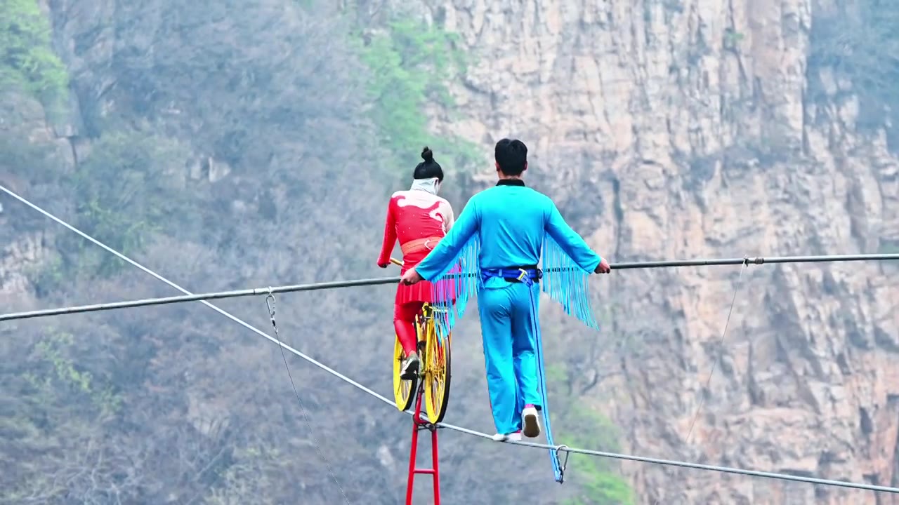 北京平谷区天云山风景区空中走钢丝杂技表演视频下载
