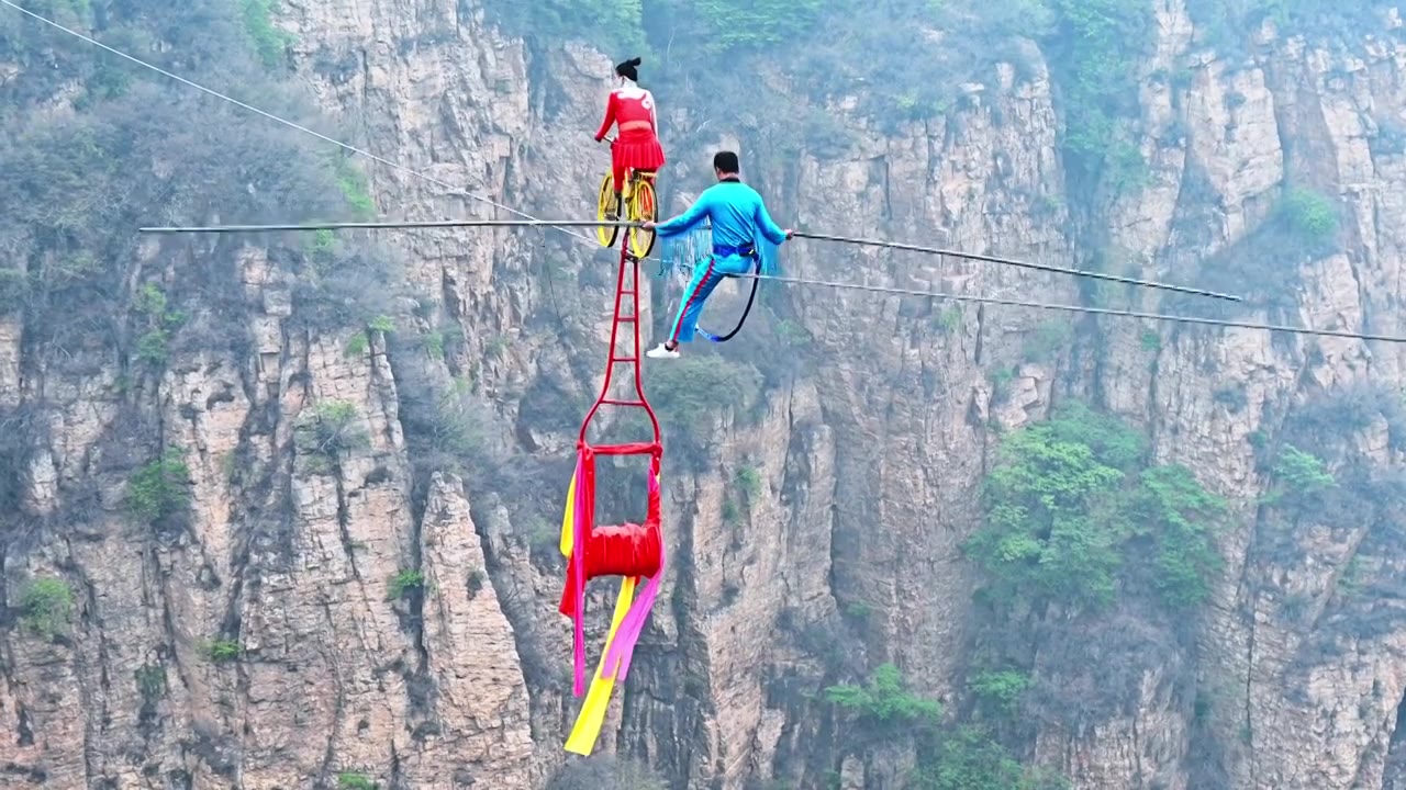 北京平谷区天云山风景区空中走钢丝杂技表演视频素材