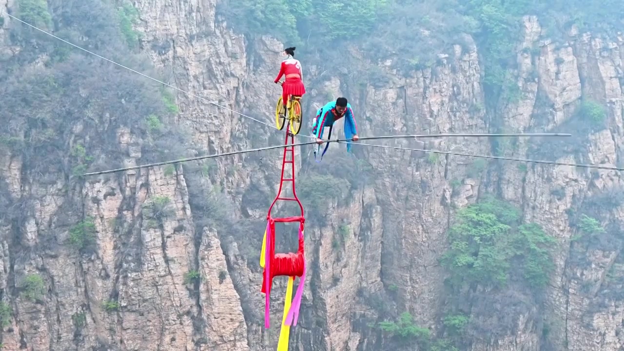 北京平谷区天云山风景区空中走钢丝杂技表演视频下载