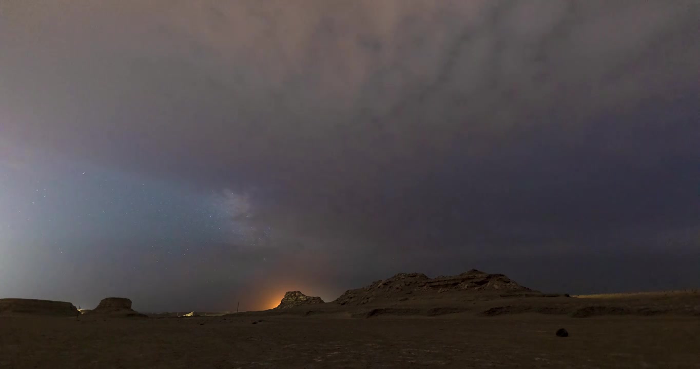 青海省海西蒙古族自治州乌素特水上雅丹地质公园星空延时摄影视频下载