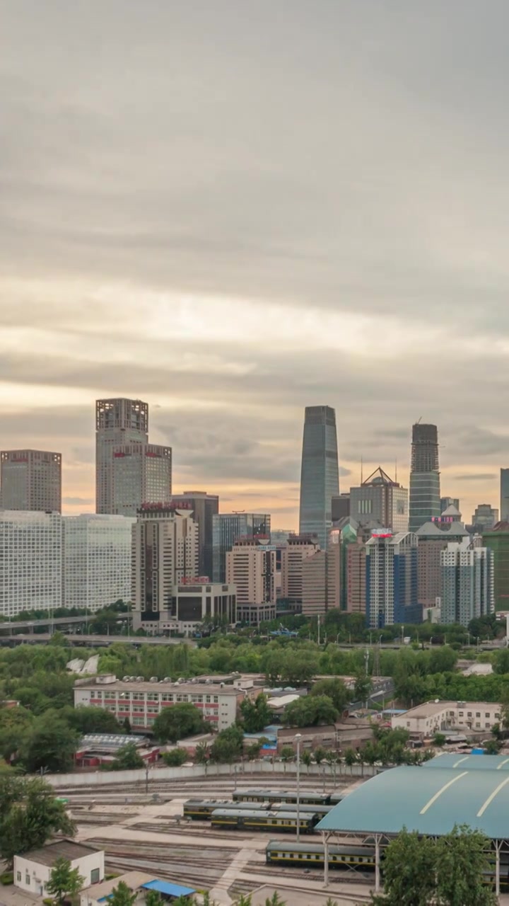 中国北京市城市风光：国贸CBD商务区 日转夜延时视频下载