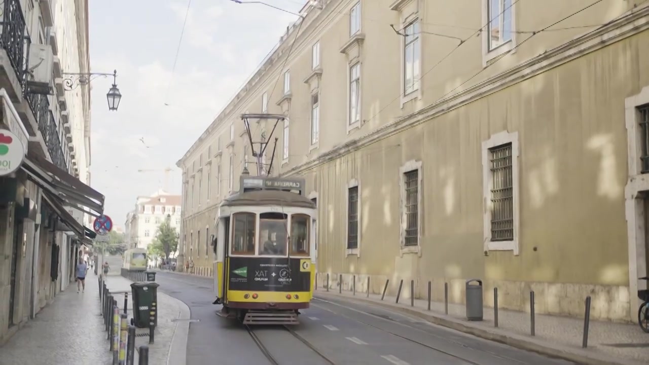 意大利米兰——2023年2月17日:米兰街头的旧电车。行动视频下载