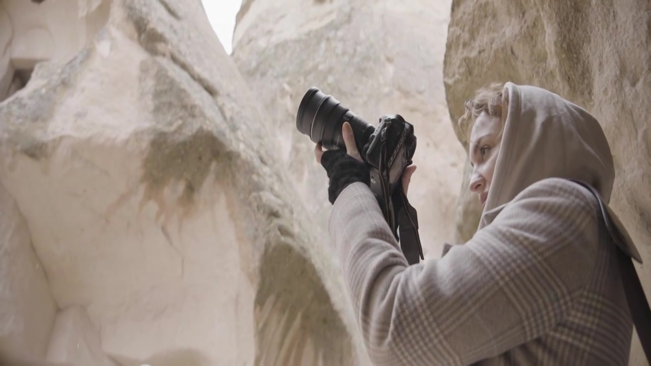 旅游摄影师拍摄石头形成的景观。行动。a的侧面视频下载