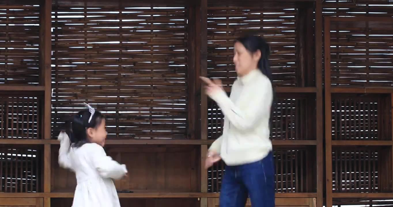 可爱女孩开心与妈妈一起随着音乐跳舞视频下载