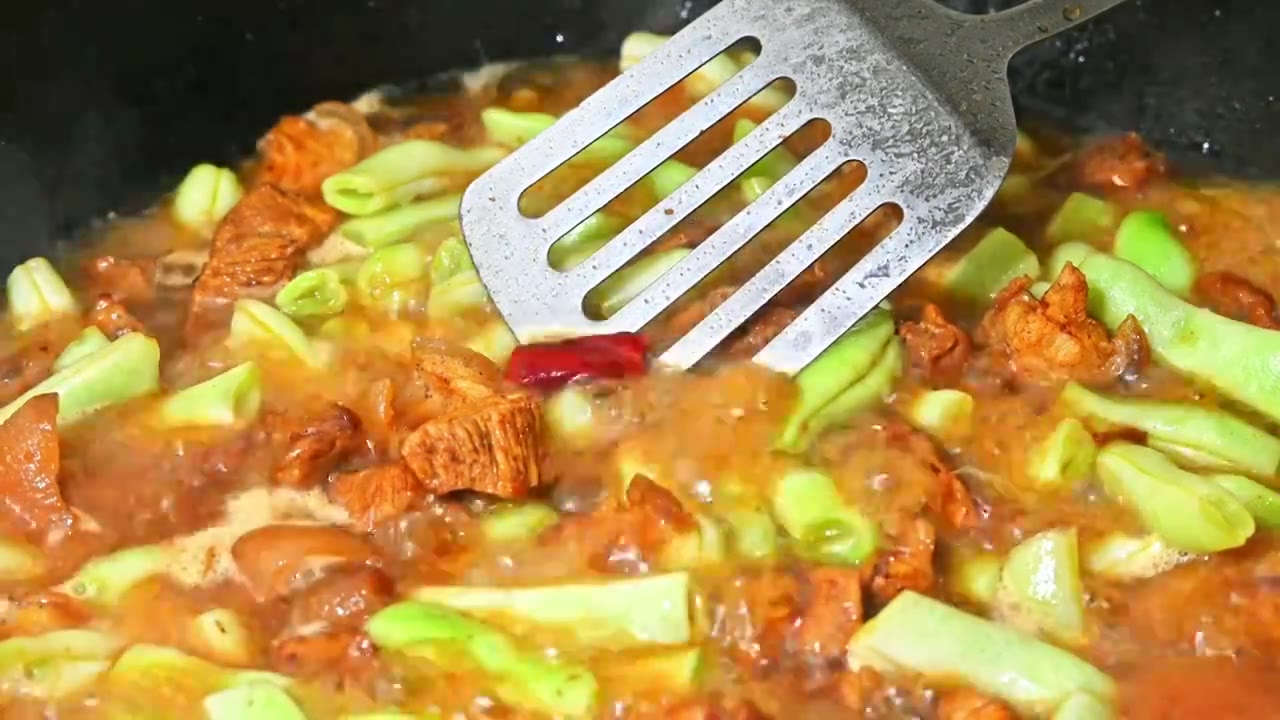 中餐家常菜烹饪白不老豆角炖猪肉锅热气美食视频下载