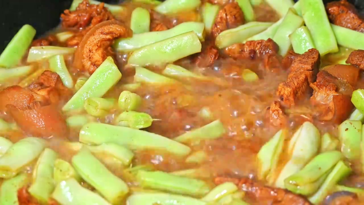 中餐家常菜烹饪白不老豆角炖猪肉锅热气美食视频下载