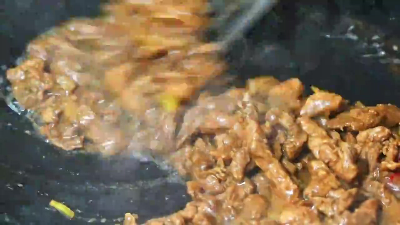 中餐家常菜烹饪酱油炒肉丝锅热气美食视频下载