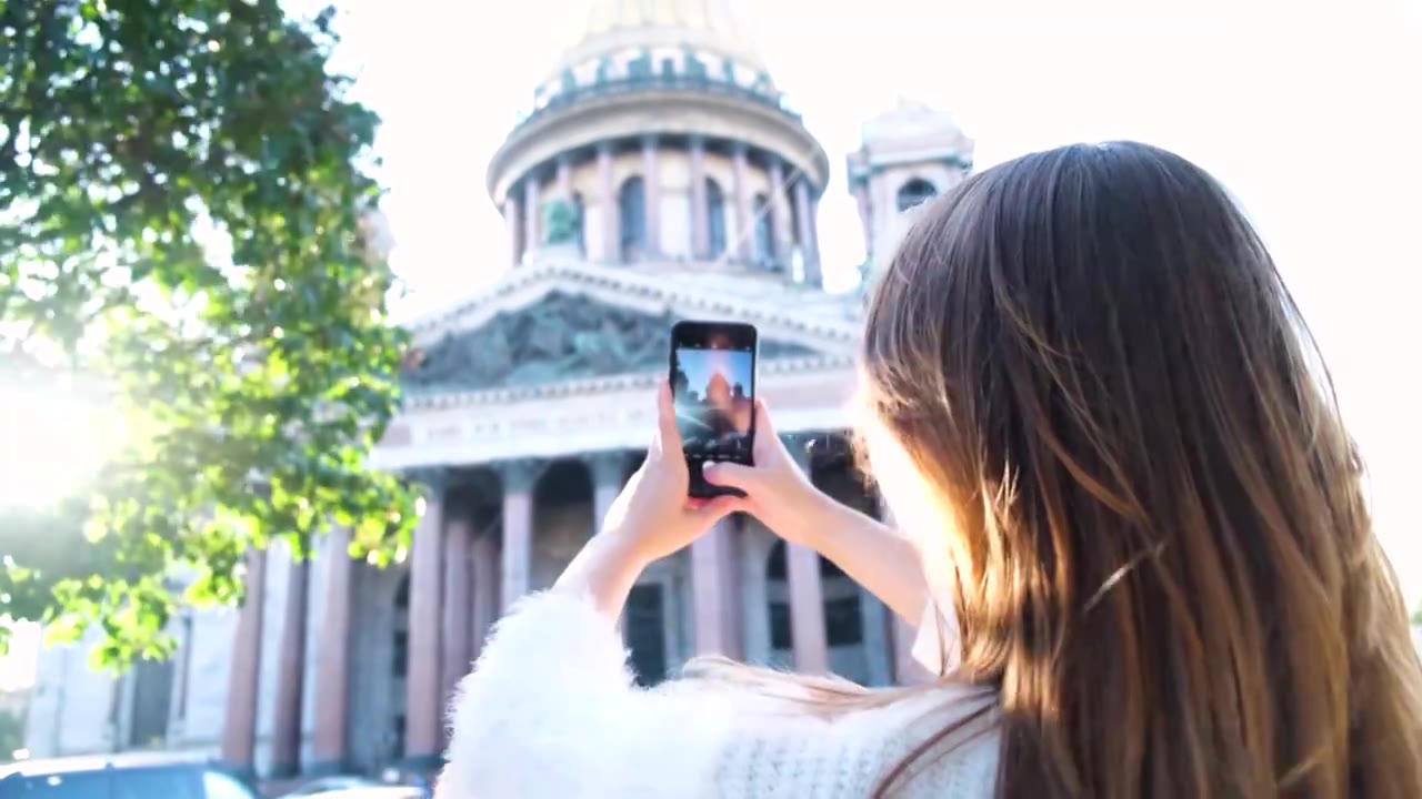 度假的年轻女子用她的智能手机拍摄美丽的历史视频下载