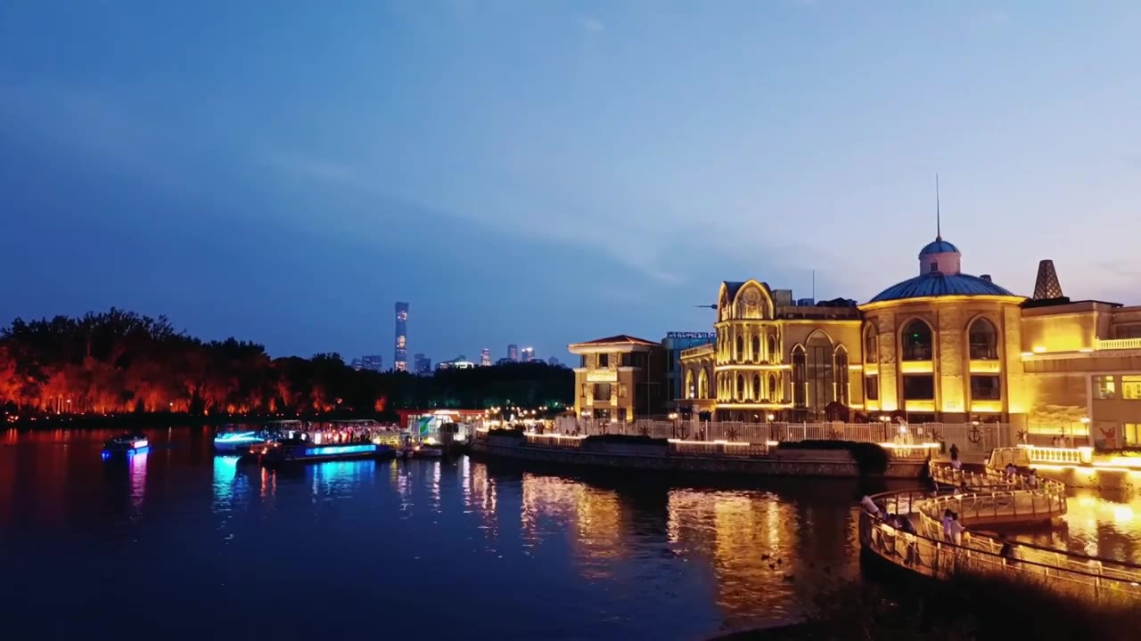 北京夜晚中国尊蓝色港湾夜景灯光水面倒影视频下载