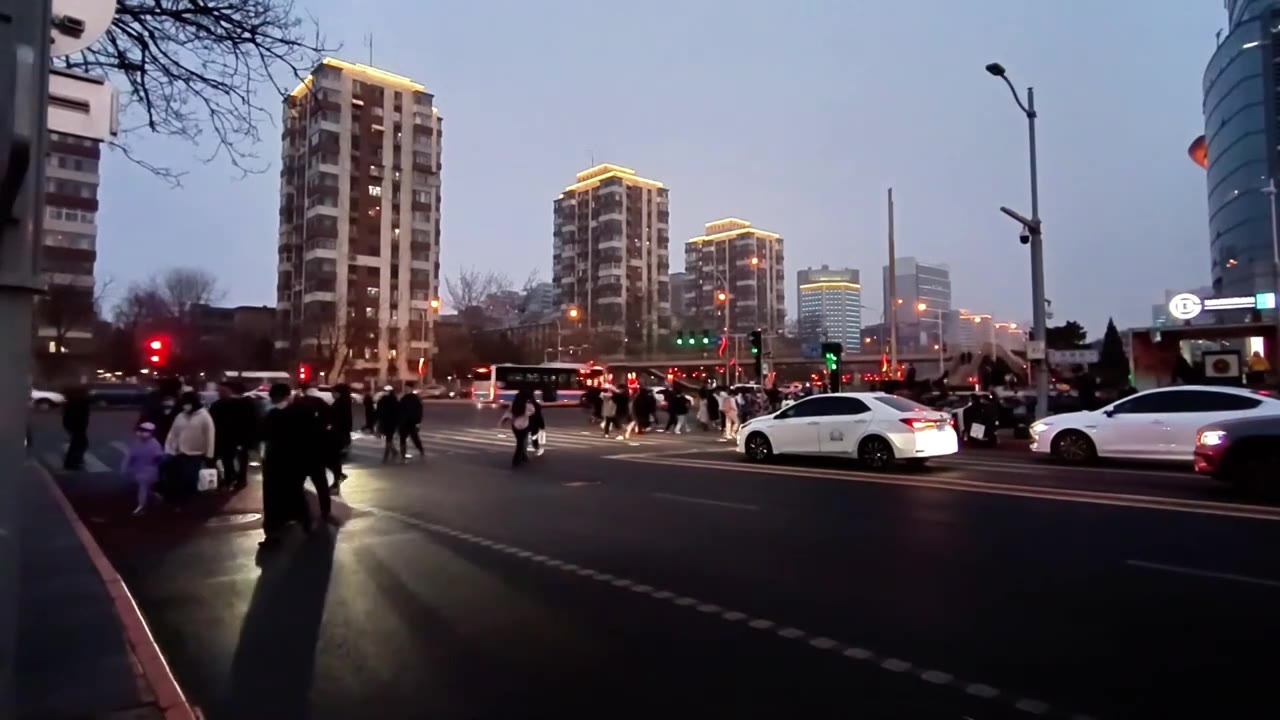 北京中关村傍晚的车流人群行人过马路视频下载