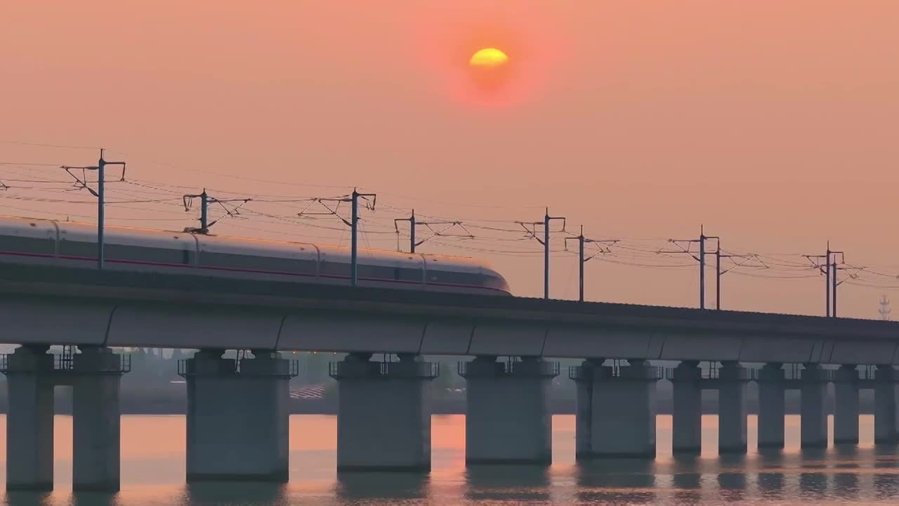 合集 - 日落时分京沪高铁行驶在苏州相城工业园区阳澄湖上自然城市风景航拍视频下载