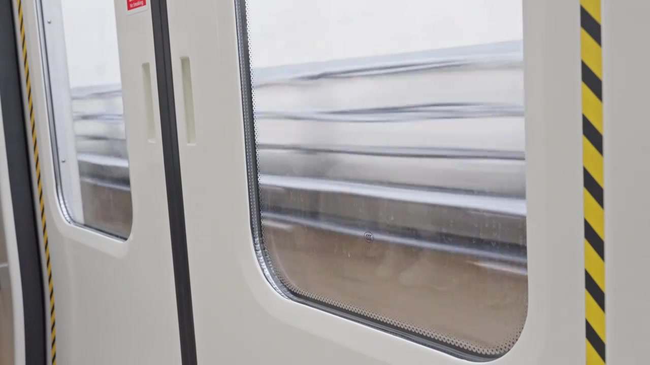 从地铁轻轨看向窗外，地铁轻轨高速行驶视频下载