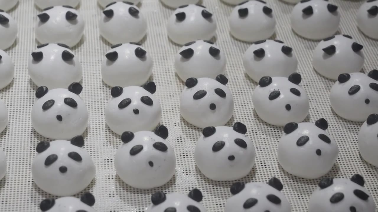 大熊猫形状的糕点，中国元素四川成都视频下载