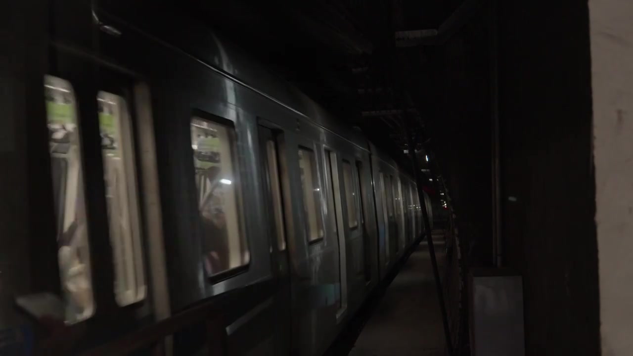 地铁进站，地铁在隧道穿行行驶视频下载