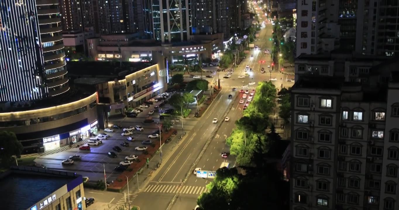 夜色中的城市十字路口视频下载