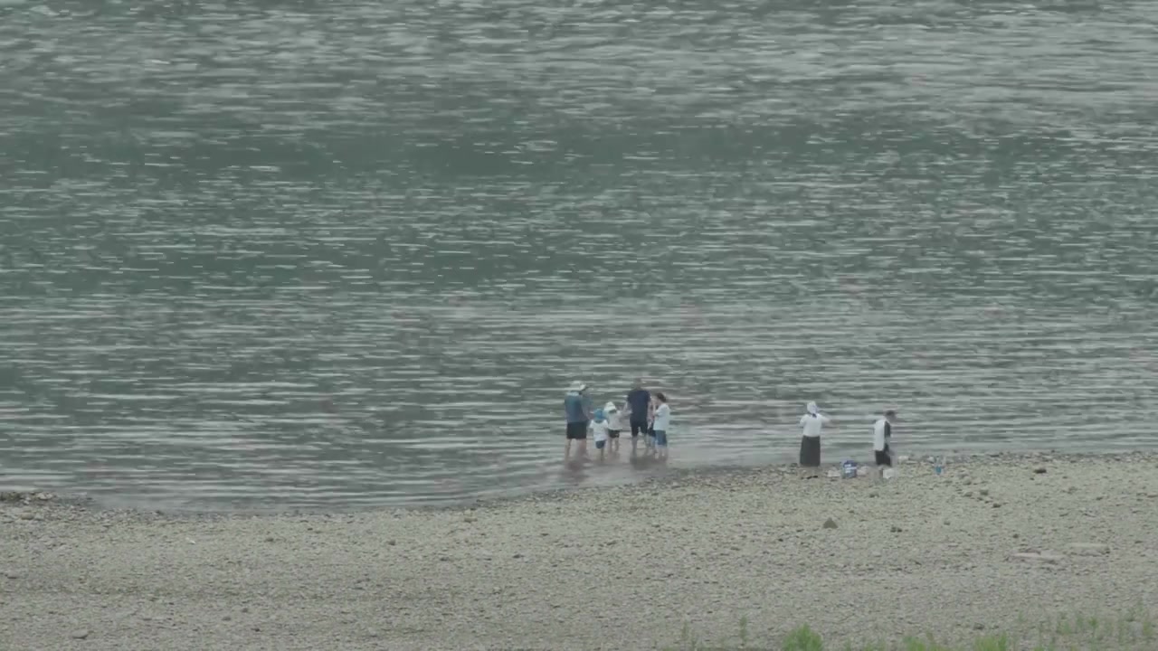 在江边戏水的家庭成员视频下载