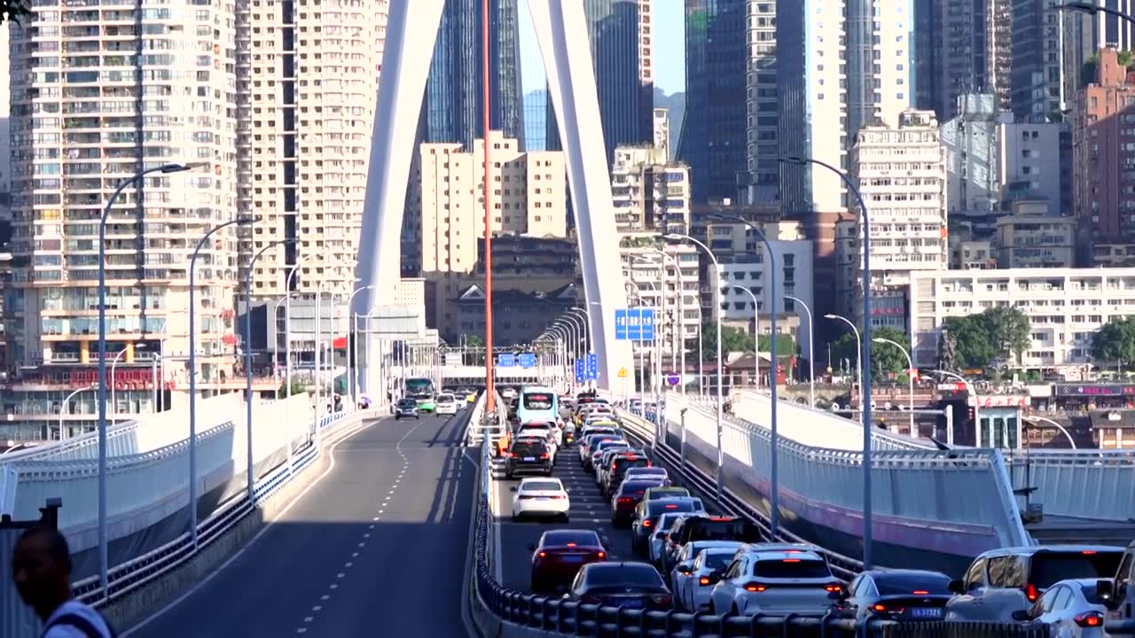 千厮门嘉陵江大桥下班高峰期车流视频下载