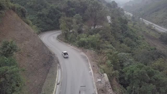 山中行驶的车 航拍视频素材