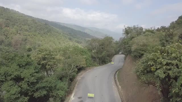 山中行驶的车 航拍视频素材