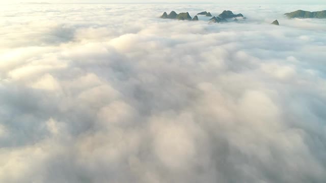 晴朗天空下群山间的云海视频素材