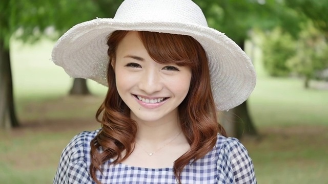 一个年轻迷人的日本女人在城市公园的肖像视频素材