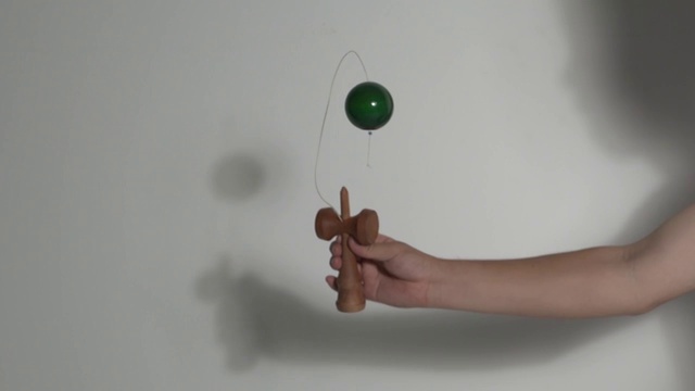 日本男子玩传统剑玉游戏视频下载