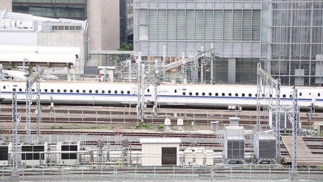 日本东京东京站的子弹头列车视频素材