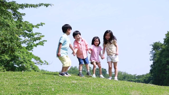 日本东京，一群日本孩子在公园的山上蹦蹦跳跳视频下载