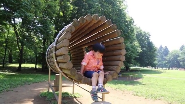 一个日本小男孩在公园的操场上玩耍，东京，日本视频素材