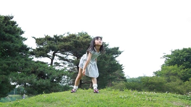 日本小女孩在公园里玩纸飞机，东京，日本视频素材