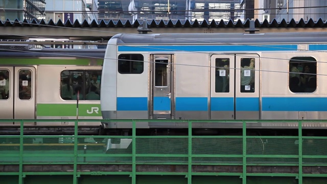 日本东京秋叶原的高架铁路视频素材