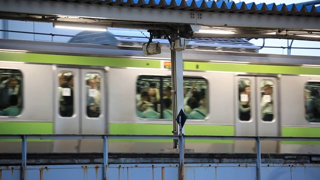 日本东京秋叶原的高架铁路视频素材